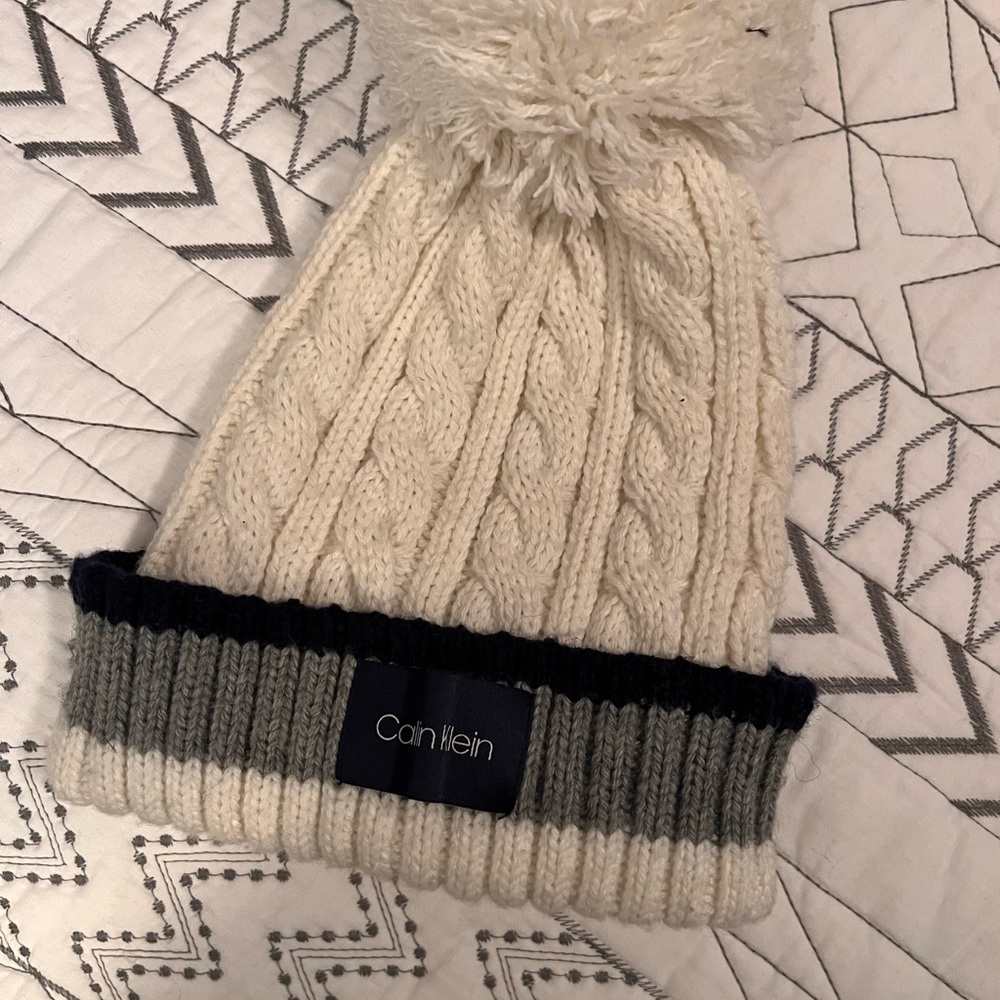 FREE SHIPPING + BRAND NEW CALVIN KLEIN- WHITE, QUILTED, WHITE BEANIE W/ PUFF 🤍 - Picture 6 of 6